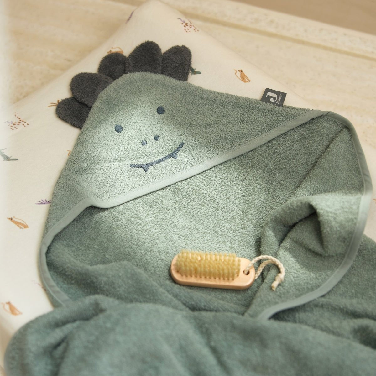 détail capuche crocodile cape de bain bébé coton éponge