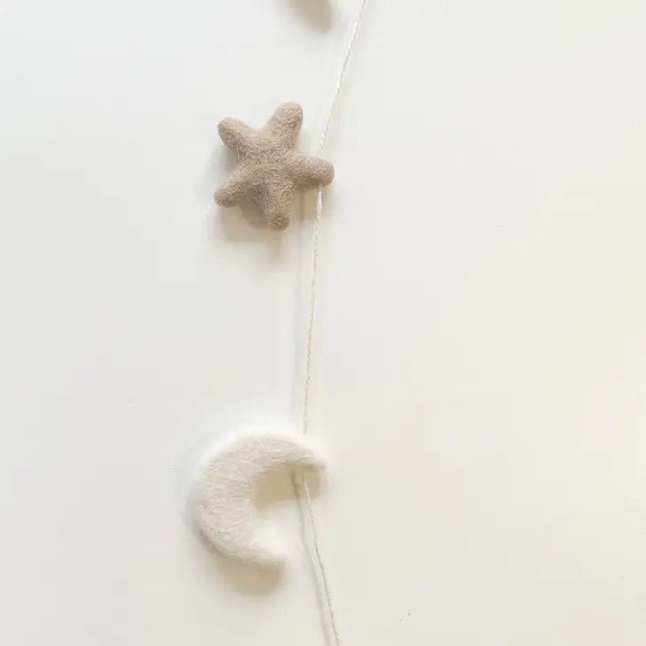 Guirlande Étoile et Lune en laine feutrée - Lina et Compagnie