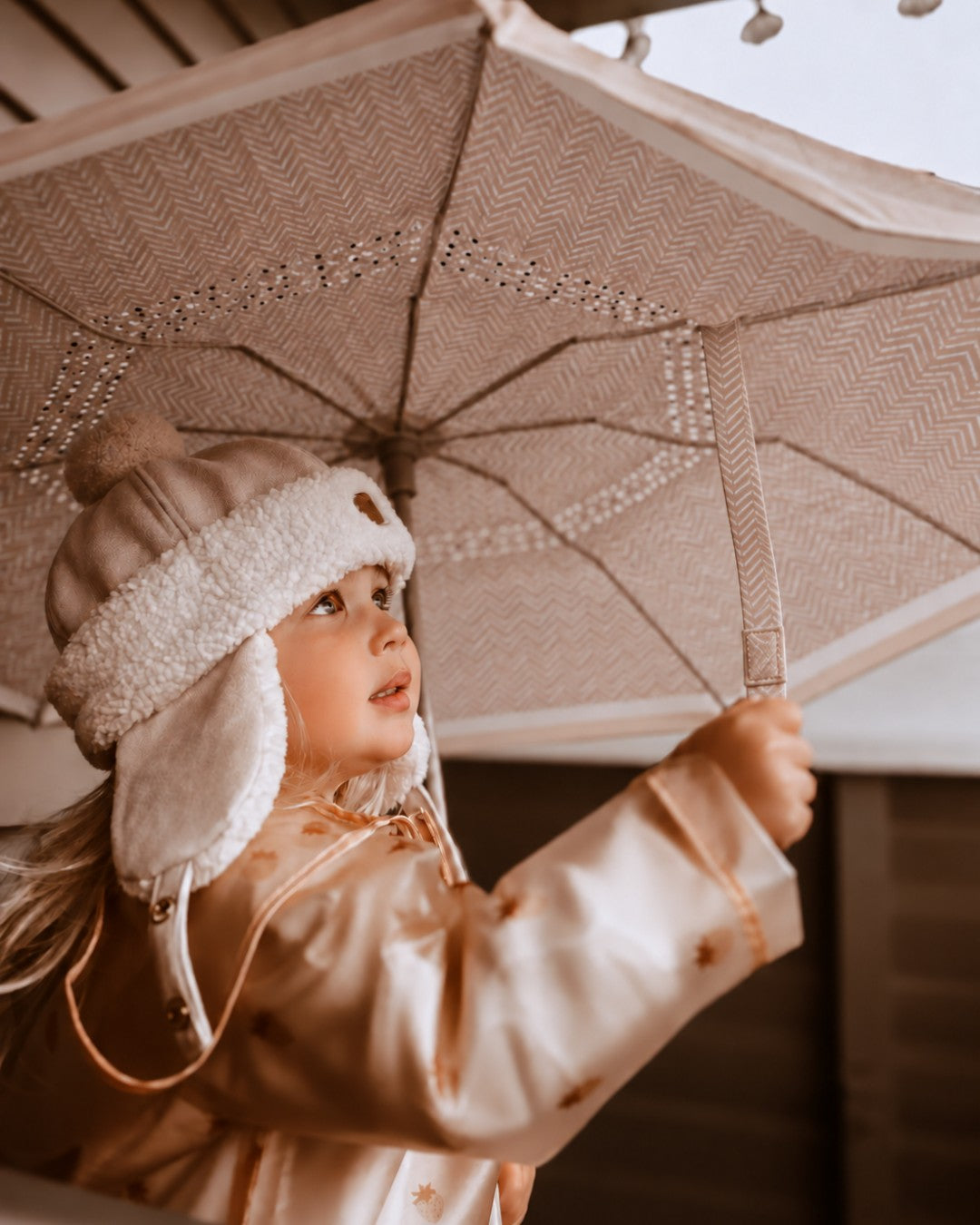 Enfant tenant le parapluie inversé Indy ouvert lors d’une sortie.