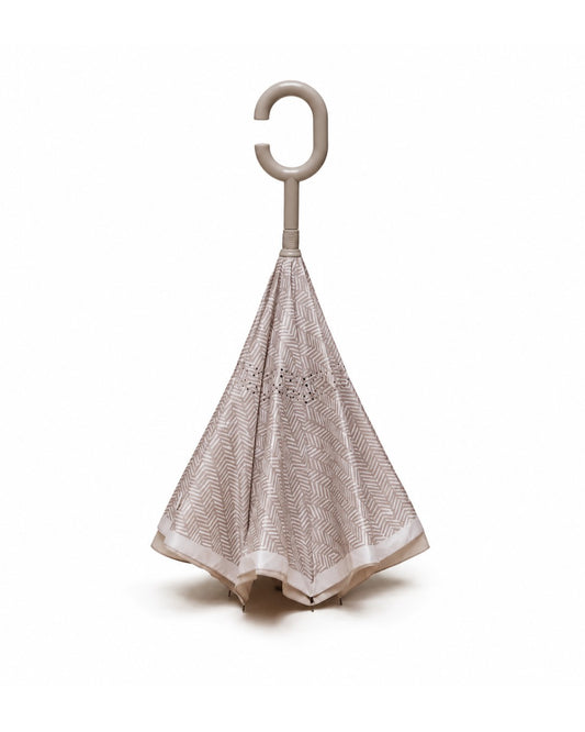 Détail du tissu à motifs et de la languette de fermeture assortie du parapluie Indy.